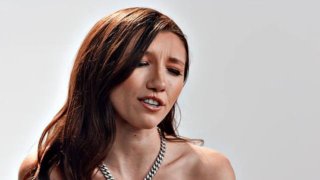 Stunning babe solo fingering and toying herself