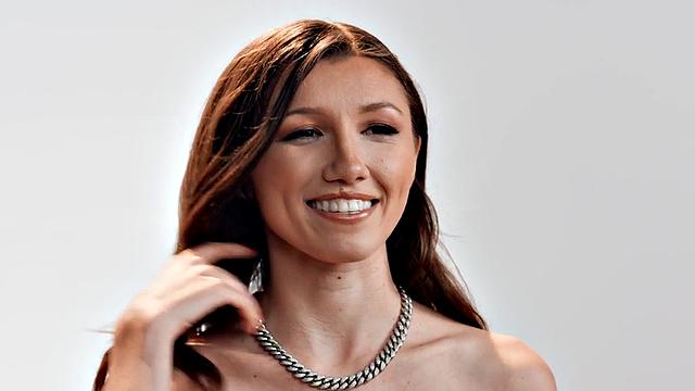 Stunning babe solo fingering and toying herself