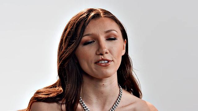 Stunning babe solo fingering and toying herself