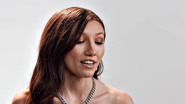 Stunning babe solo fingering and toying herself