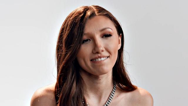 Stunning babe solo fingering and toying herself