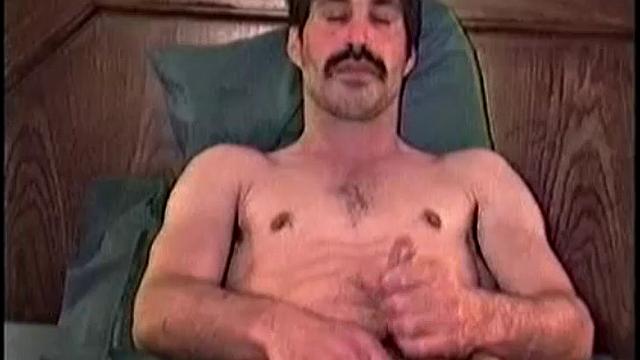 Майк теряет контроль - его огромный член на грани срыва