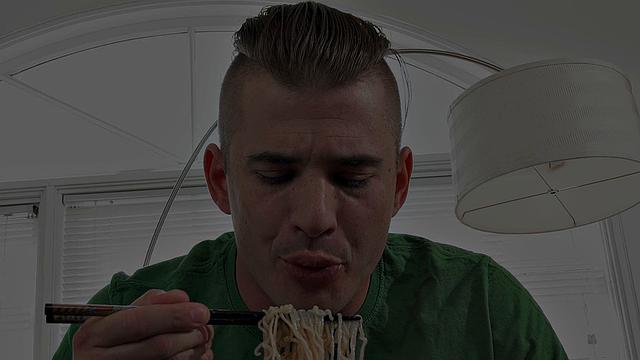Маленькая азиатская тинейджерша утешает сводного брата, отсасывая и скачет на его твёрдом члене