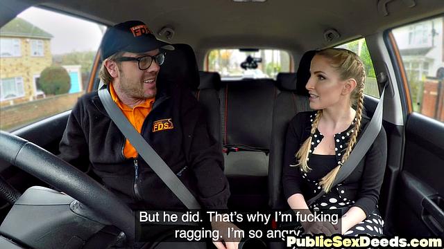 озорная брюнетка скачет на таксисте-поездка удалась