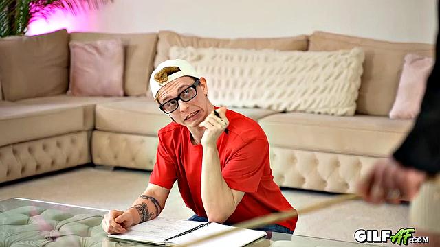 Опытная бабуля Jacy соблазняет молодого любовника и трахается по полной.