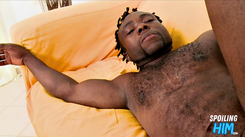 Чернокожий парень на кастинге получает по полной в анал от мужика.