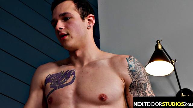 накачанные парни трахают друг друга в жопу и сосут без гондона