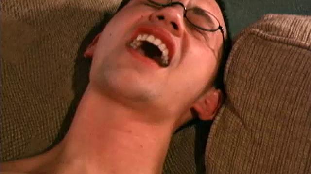 Royal Roberts дрочит свой толстый член и кончает с кайфом