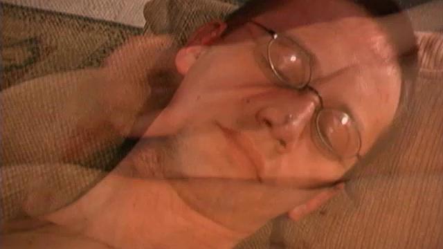 Royal Roberts дрочит свой толстый член и кончает с кайфом