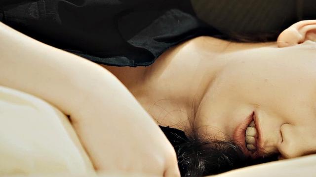 две татуированные подруги забили на белье и друг на друга