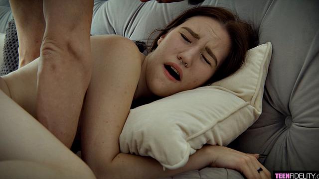 майя теряет себя, когда чарли кончает ей глубоко