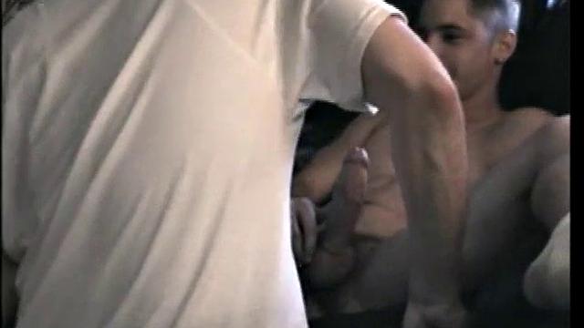 корри даёт парню отсосать свой член