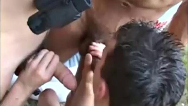 AJ, Брэд и Майкл сосут и трахаются у реки