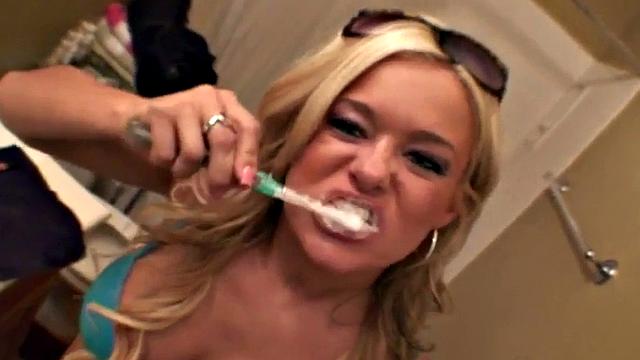 блондинка в очках издевается над своей гладкой писькой вибратором на кухне