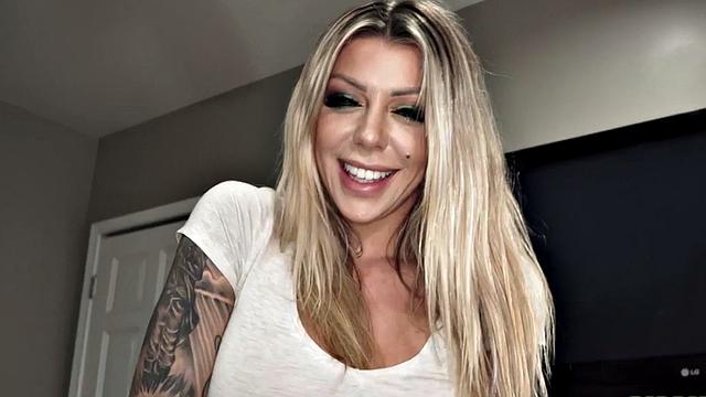 Татуированная падчерица грязно стонет в pov перед жёстким трахом