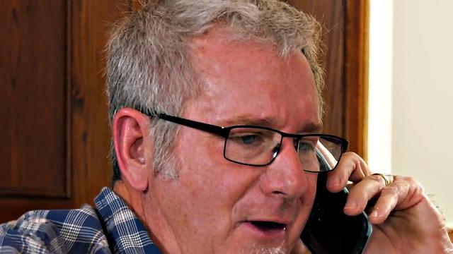 смотри как милая волосатая малышка сосёт и скачет на старом хере