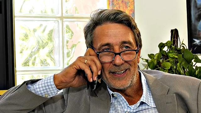 смотри как милая волосатая малышка сосёт и скачет на старом хере