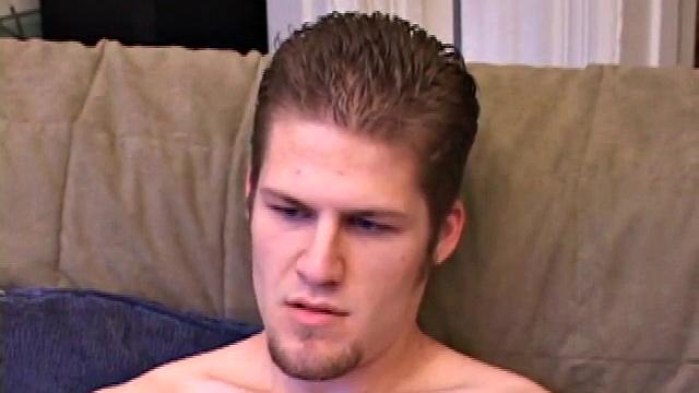 алекс дрочит на диване под крики из порно