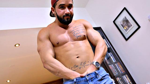 Muscle Stud Zack Lemec Blows Load - Maskurbate