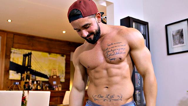 Muscle Stud Zack Lemec Blows Load - Maskurbate