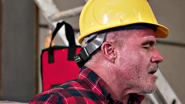 Fullbush brunette gets pussyeaten in public