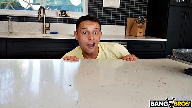 Johnny Love устраивает грязные игры с сочной жопой Richh Des на выходных дома один на один.