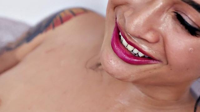 азиатка ловит кайф в ванной: собачка и скользкий плиточный юмор