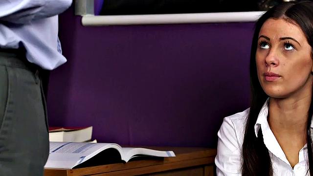 развратные секретарши сосут начальнику прямо в офисе