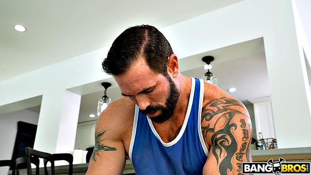 Молли Литтл соблазняет своего отчима G.I Joey, пока он заботится о ней - страстный массаж переходит в горячий секс на полу гостиной.