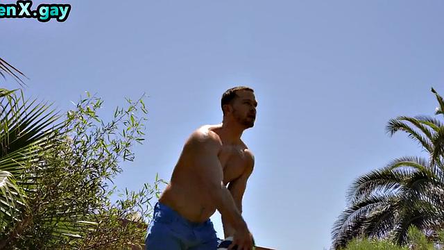 азиатский пассив получает голый член от качка на кухне