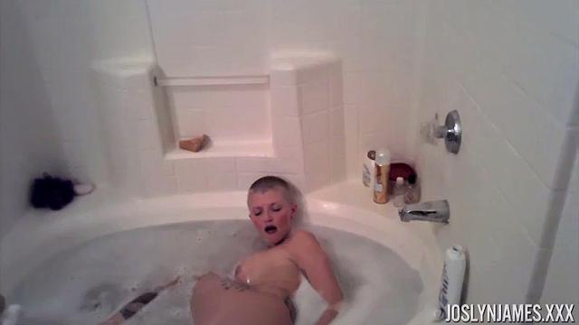 Bathtub Beauty with Joslyn James