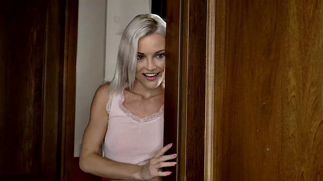 Mature lez scissoring petite babe after rimming