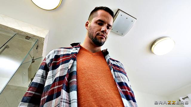 Tiny Babe vs Cheater Threesome