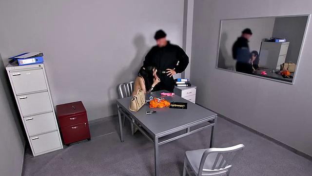 брюнетка в наручниках получает жёстко от похотливого мента на столе