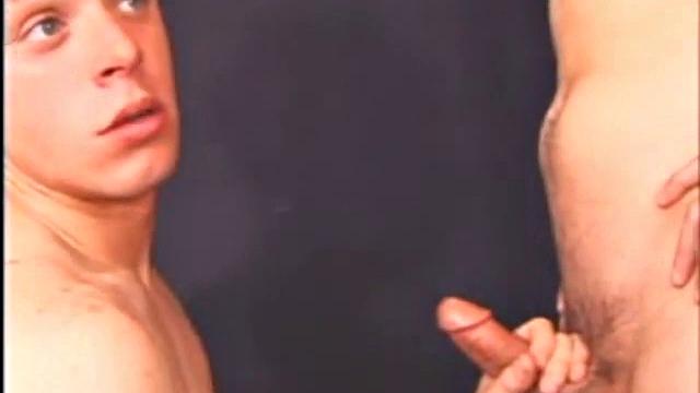 Зрелый парень страстно отсасывает и доводит до кончи на камеру