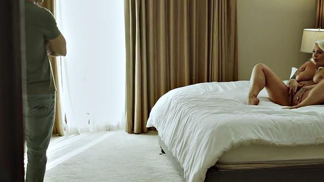 мамка с задом накачивает форму на здоровенном члене