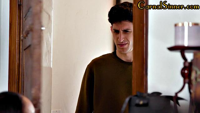 Страстная чернокожая с тату получает глубокий догги от любовника, пока ему лижут киску.