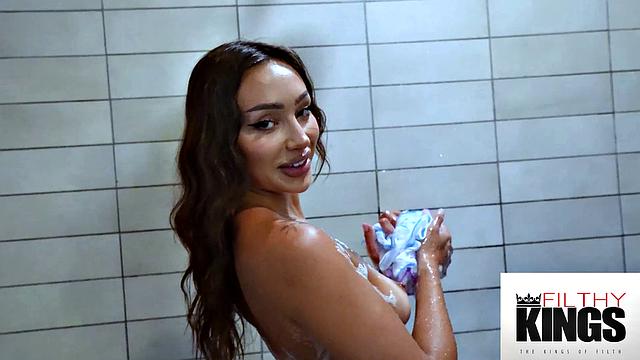 Брюнетка только помылась, а уже жаждет хорошего секса