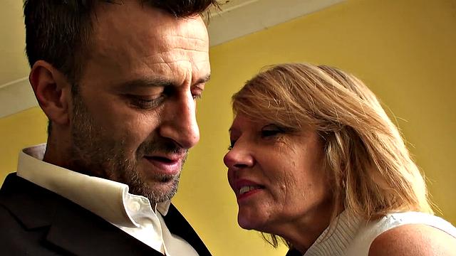 зрелая англичанка эми подставляет зад для жесткой порки и горячего траха