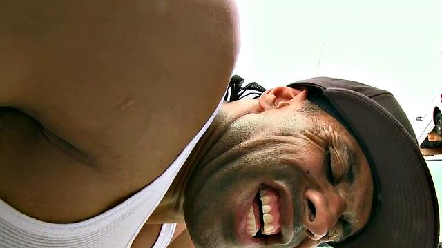 жёстко трахают мускулистого чёрного парня на свежем воздухе