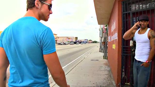жёстко трахают мускулистого чёрного парня на свежем воздухе