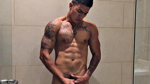 эррик дрочит в душе: татуированный латинец, мускулы и толстый хуй в деле