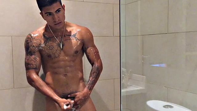 Our featured solo boy of the week is Erick, a muscular and inked young Latino who invites us to watch as he jerks off in the shower.