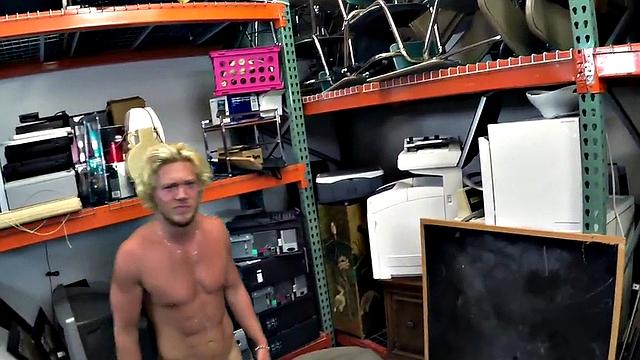 смотри, как три горячих мужика трахаются в подсобке ломбарда