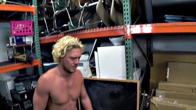 смотри, как три горячих мужика трахаются в подсобке ломбарда