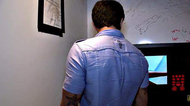 азиат решил, что будет с девчонкой, а отсосал у мужика в глори холле