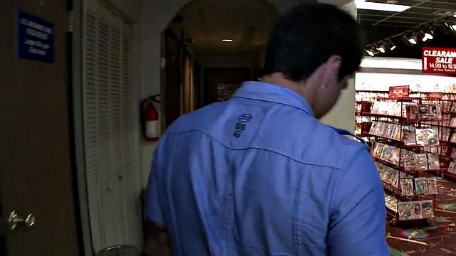 азиат решил, что будет с девчонкой, а отсосал у мужика в глори холле