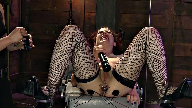 Electroplay domme shocks sub during lesson