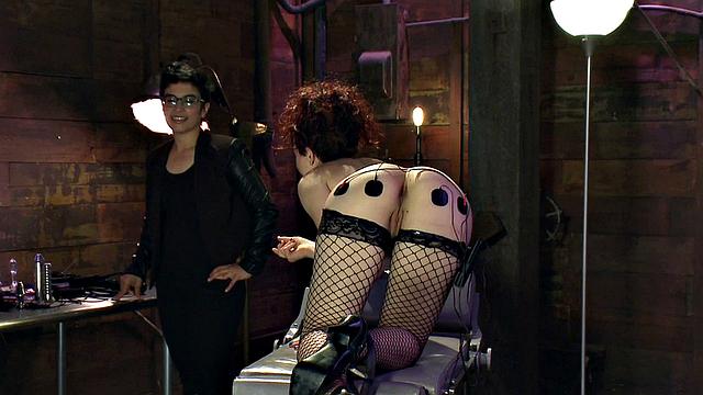 Electroplay domme shocks sub during lesson