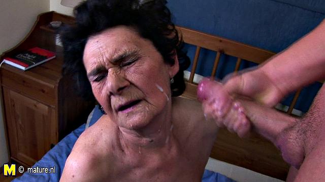 зрелая сосёт и глотает сперму